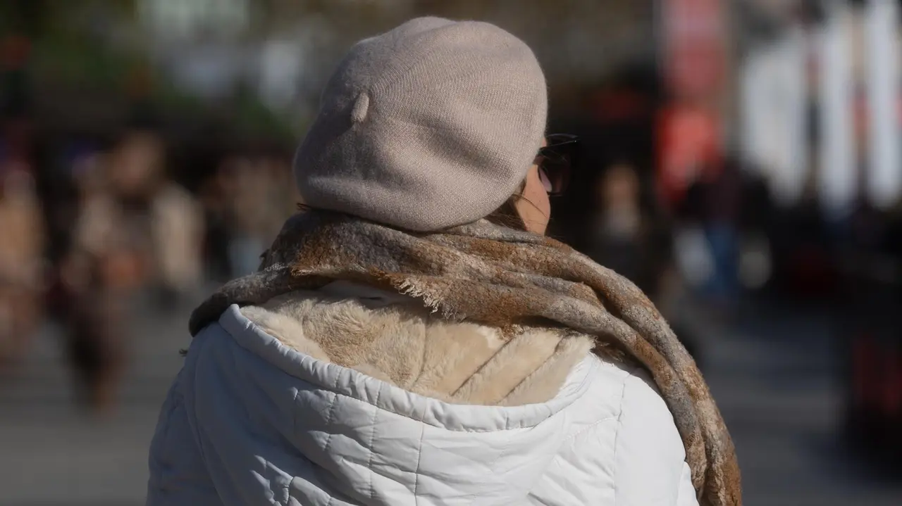 Una mujer abrigada con gorro y bufanda (foto: EP)