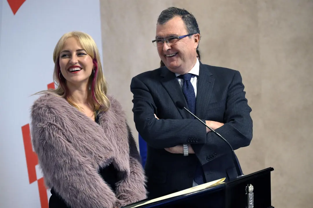 El alcalde de Murcia, Jos&eacute; Ballesta, y la cantante Kuve (foto: Ayuntamiento de Murcia)