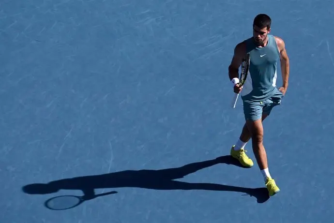 Carlos Alcaraz tras ganar su partido de octavos de final del Open de Australia 2025 ante el brit&aacute;nico Draper (foto: EP)