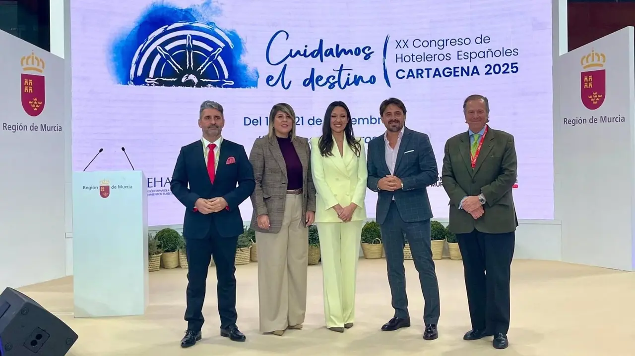 Participantes en la presentaci&oacute;n de XX Congreso de Hoteleros de Espa&ntilde;a que se celebrar&aacute; en Cartagena (foto: Gobierno regional)