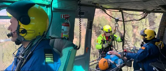 Momento en el que la ciclista herida era rescatada en Sangonera la Verde (foto: 112)