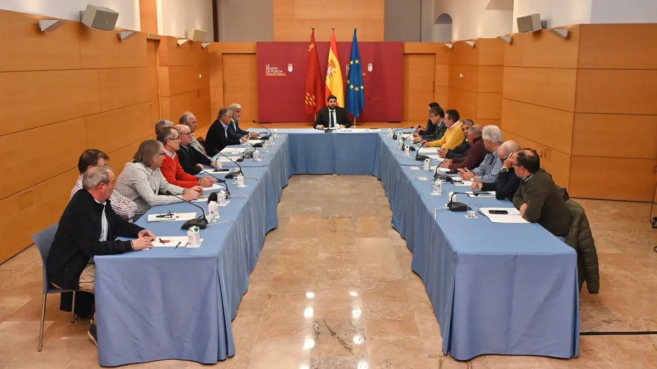 Reuni&oacute;n en el Palacio de San Esteban (foto: CARM)