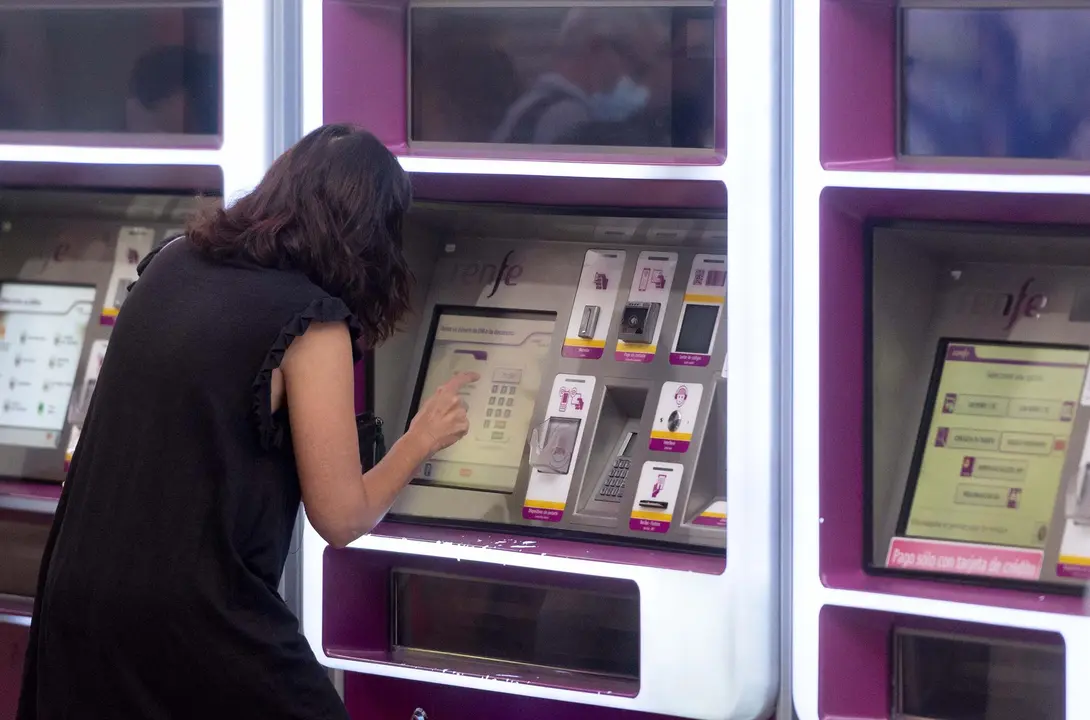 M&aacute;quina de venta de billetes de Renfe (foto: EP)