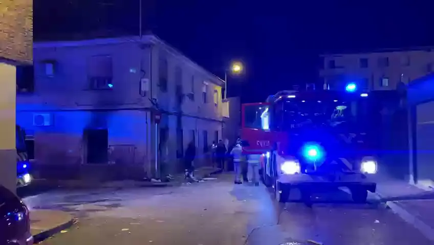 Los bomberos y la Polic&iacute;a Local de Murcia acuden a la vivienda incendiada en la pedan&iacute;a murciana de Espinardo (foto: Jos&eacute; Antonio/La7)