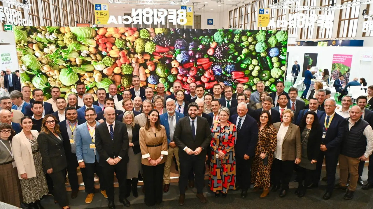 El presidente de la Comunidad, Fernando L&oacute;pez Miras, inaugur&oacute; hoy el estand de la Regi&oacute;n de Murcia en la feria hortofrut&iacute;cola Fruit Log&iacute;stica 2025 (foto: CARM)