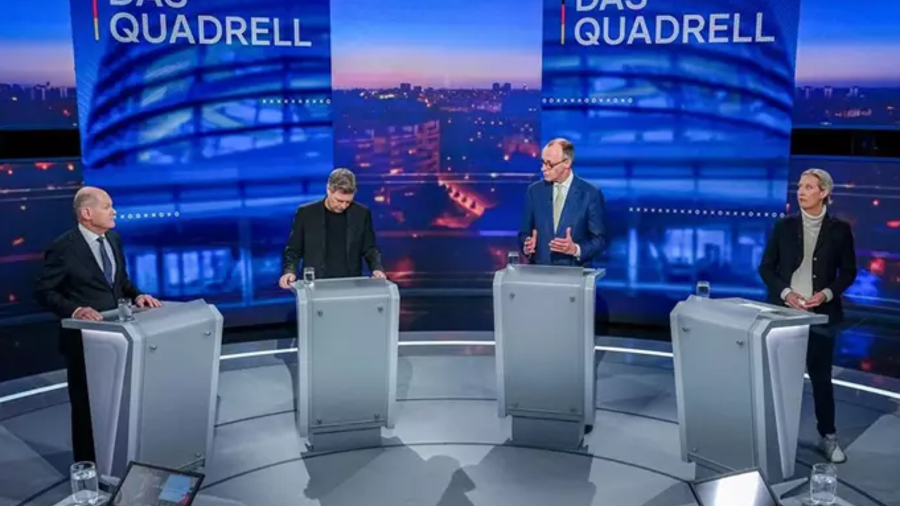 (I-D) Olaf Scholz, Robert Habeck, Friedrich Merz, Alice Weidel participan en el debate televisivo Quadrell. sobre la campa&ntilde;a electoral al Bundestag.