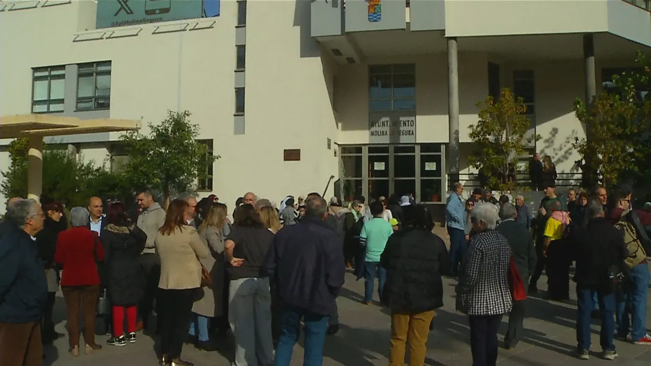 La entrada del Ayuntamiento de Molina de Segura totalmente abarrotada de personas (foto: La 7)
