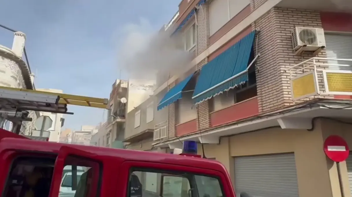 Incendio en una vivienda de &Aacute;guilas (foto: La 7)