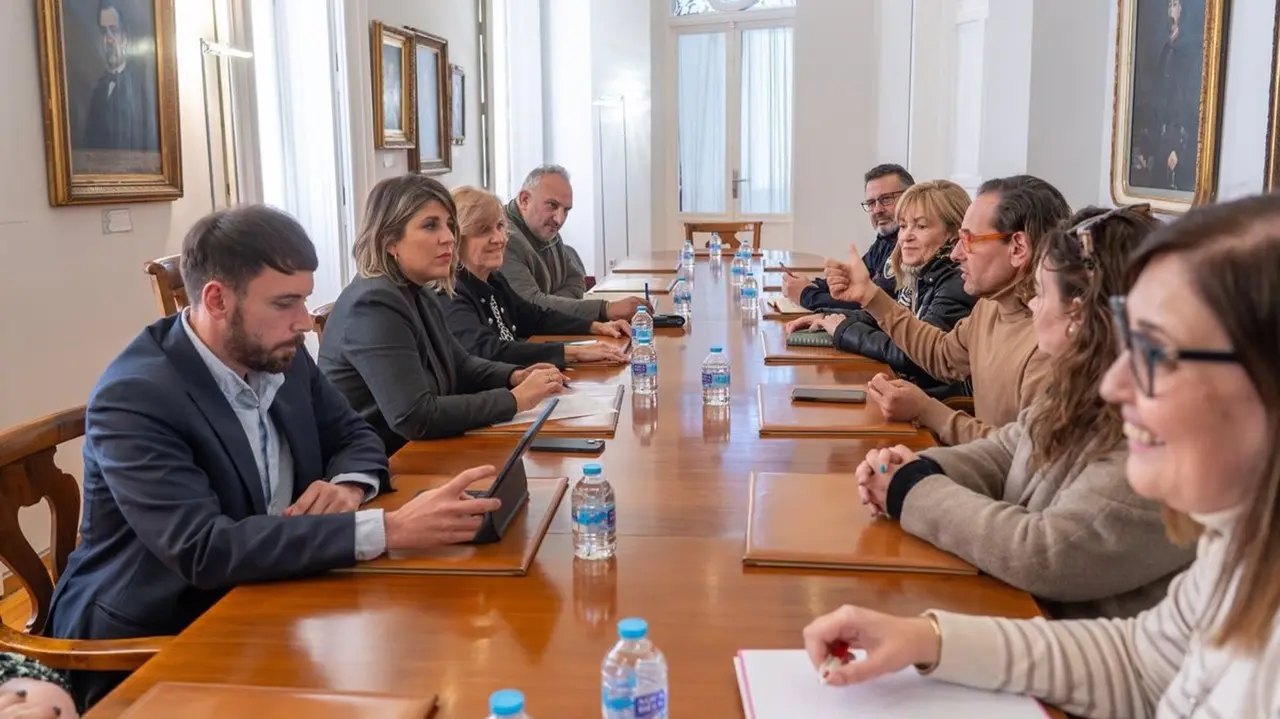 La comisi&oacute;n paritaria Ayuntamiento-Federaci&oacute;n de Fiestas de Carnaval de Cartgena ha acordado aplazar al domingo 9 de marzo la celebraci&oacute;n del gran desfile de carnaval que iba a tener lugar este s&aacute;bado ante las previsiones de lluvia. La decisi&oacute;n se ha adoptado en una reuni&oacute;n extraordinaria, presidida por la alcaldesa, Noelia Arroyo, ante las altas probabilidades de precipitaciones que pronostica la AEMET para el s&aacute;bado y el domingo.

Por este motivo tambi&eacute;n se han suspendido, pero sin aplazamiento, el desfile de comparsas for&aacute;neas previsto para el domingo y el que iba a preceder el martes a la Quema de Don Carnal y el Castillo de Fuegos Artificiales, que se trasladar&aacute;n al domingo 9 de marzo, tras el desfile de Carnaval, seg&uacute;n han informado fuentes municipales en una nota de prensa.

La comisi&oacute;n ha acordado mantener las actividades programadas para el viernes, el pasacalles escolar, que se celebra por la ma&ntilde;ana, y la fiesta de mayores por la tarde en el pabell&oacute;n Jim&eacute;nez de la Espada, y la final de Chirigotas en El Batel. Tambi&eacute;n se mantiene la celebraci&oacute;n de los actos programados durante el fin de semana y el lunes en la carpa de Carnaval instalada en el Puerto.

La comisi&oacute;n, en la que ha participado el presidente del Carnaval, Eduardo Pignatell&iacute;, junto a los concejales de Festejos, Francisca Mart&iacute;nez Sotomayor; de Seguridad Ciudadana, Jos&eacute; Ram&oacute;n Llorca; y de Juventud y Deportes, Jos&eacute; Mart&iacute;nez, adem&aacute;s de t&eacute;cnicos de diversos servicios municipales, ha evaluado en su decisi&oacute;n los &uacute;ltimos partes meteorol&oacute;gicos y la voluntad de poder celebrar el gran pasacalles con todo su esplendor en otra fecha.