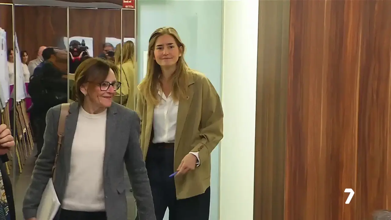 Sara Aagesen, ministra para la Transici&oacute;n Ecol&oacute;gica y el Reto Demogr&aacute;fico del Gobierno de Espa&ntilde;a, se re&uacute;ne con los alcaldes del Mar Menor (foto: La 7)