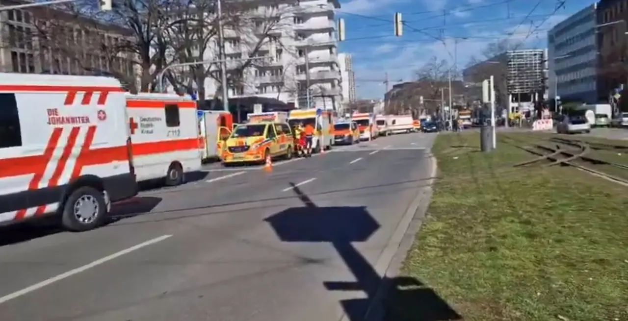 Lugar en donde un veh&iacute;culo ha atropellado a varias personas en Alemania (foto: Agencias)