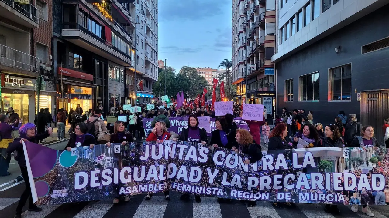 Salida de la manifestaci&oacute;n por el 8M de Murcia
