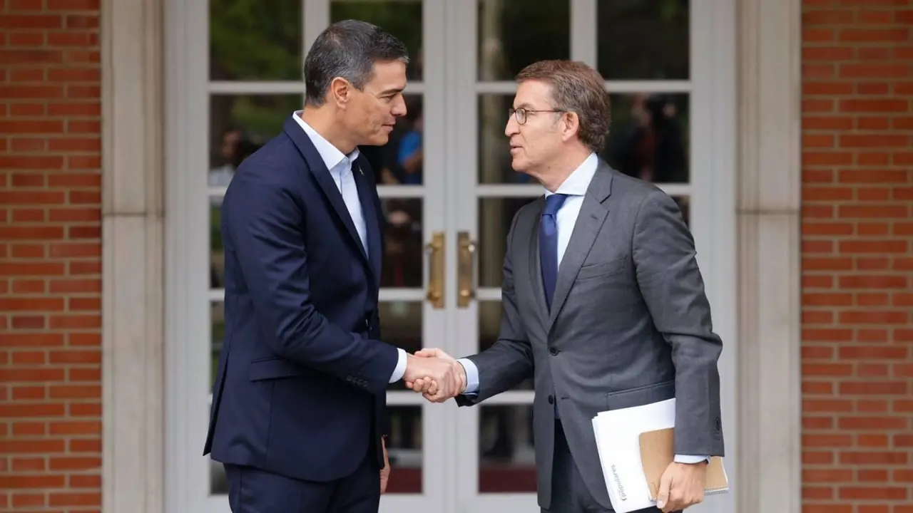 El presidente del Gobierno, Pedro S&aacute;nchez, recibe al l&iacute;der del PP, Alberto N&uacute;&ntilde;ez Feij&oacute;o, en una reuni&oacute;n previa en La Moncloa