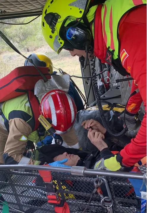 📢 Servicios de emergencia rescatan y evacuan por aire 🚁 a un ciclista 🚵&zwj;♀️ herido de gravedad en Sangonera la Verde, #Murcia.