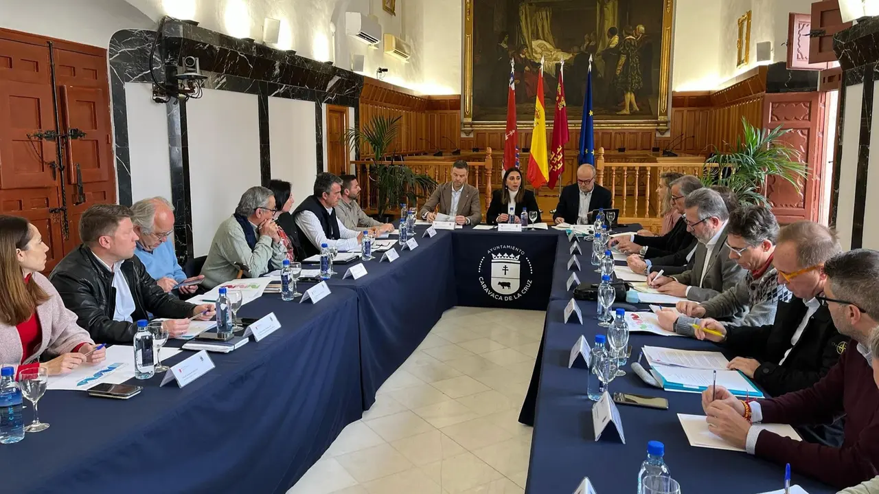La consejera de Agua, Agricultura, Ganader&iacute;a y Pesca, Sara Rubira, junto al alcalde de Caravaca de la Cruz y el resto de miembros que componen la Mesa del Secano (foto: CARM)