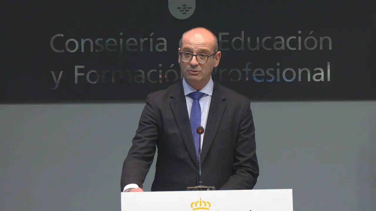 el consejero de Educaci&oacute;n y Formaci&oacute;n Profesional, V&iacute;ctor Mar&iacute;n, presenta en rueda de prensa el proceso de admisi&oacute;n para el curso escolar 2025-2026 (foto: La 7)