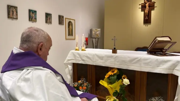 El Vaticano difunde la primera imagen del Papa Francisco desde su ingreso en el Hospital