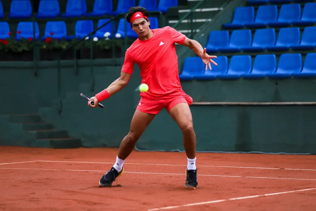 El tenista portugu&eacute;s Henrique Rocha, campe&oacute;n de la edici&oacute;n del 2024 del Challenger Costa C&aacute;lida Regi&oacute;n de Murcia, se despide del torneo (foto: ATP Challenger Costa C&aacute;lida Regi&oacute;n de Murcia)
