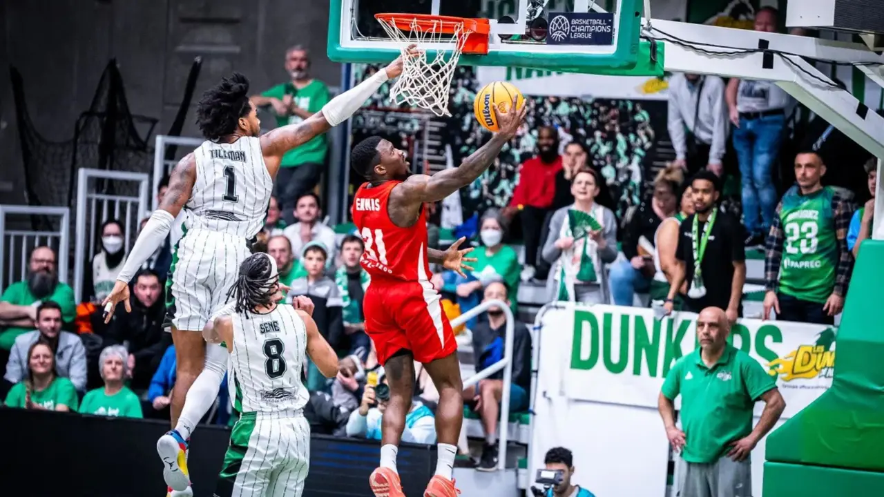 Dylan Ennis intenta anotar durante el partido