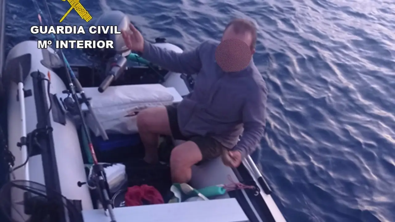 El hombre identificado, a bordo de la embarcaci&oacute;n (foto: Guardia Civil)