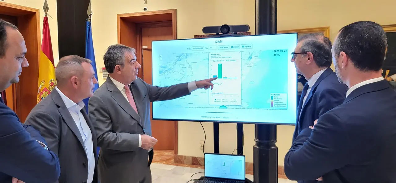 El consejero de Medio Ambiente, Universidades, Investigaci&oacute;n y Mar Menor, Juan Mar&iacute;a V&aacute;zquez, junto al rector de la Universidad de Murcia, Jos&eacute; Luj&aacute;n, durante la presentaci&oacute;n del sistema que permitir&aacute; conocer el &Iacute;ndice de Calidad del Aire Municipal (foto: CARM)
