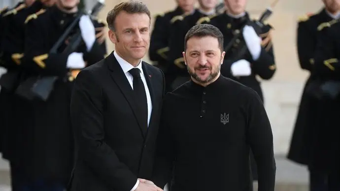 Macron y Zelenski se re&uacute;nen en Par&iacute;s (foto: EP)
