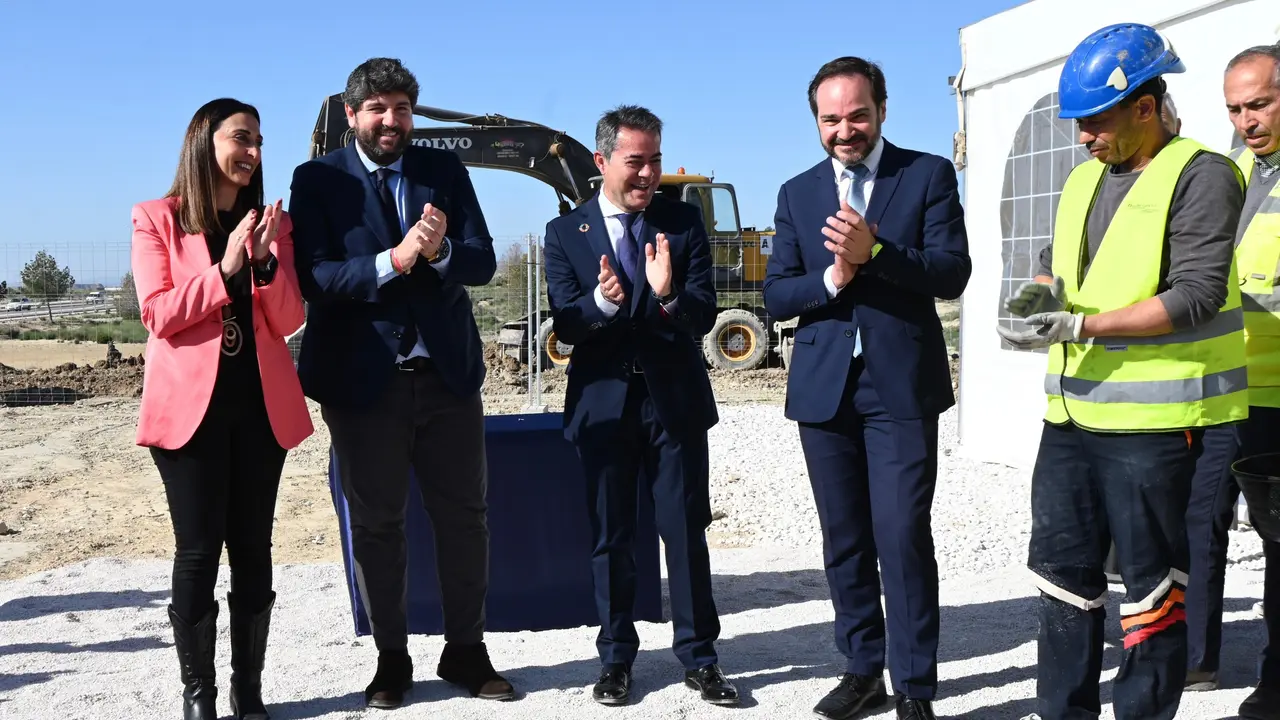 El jefe del Ejecutivo regional, Fernando L&oacute;pez Miras, preside el acto de inicio de las obras del nuevo sistema de drenaje sostenible en el Pol&iacute;gono de Lorqu&iacute; (foto: Regi&oacute;n de Murcia)