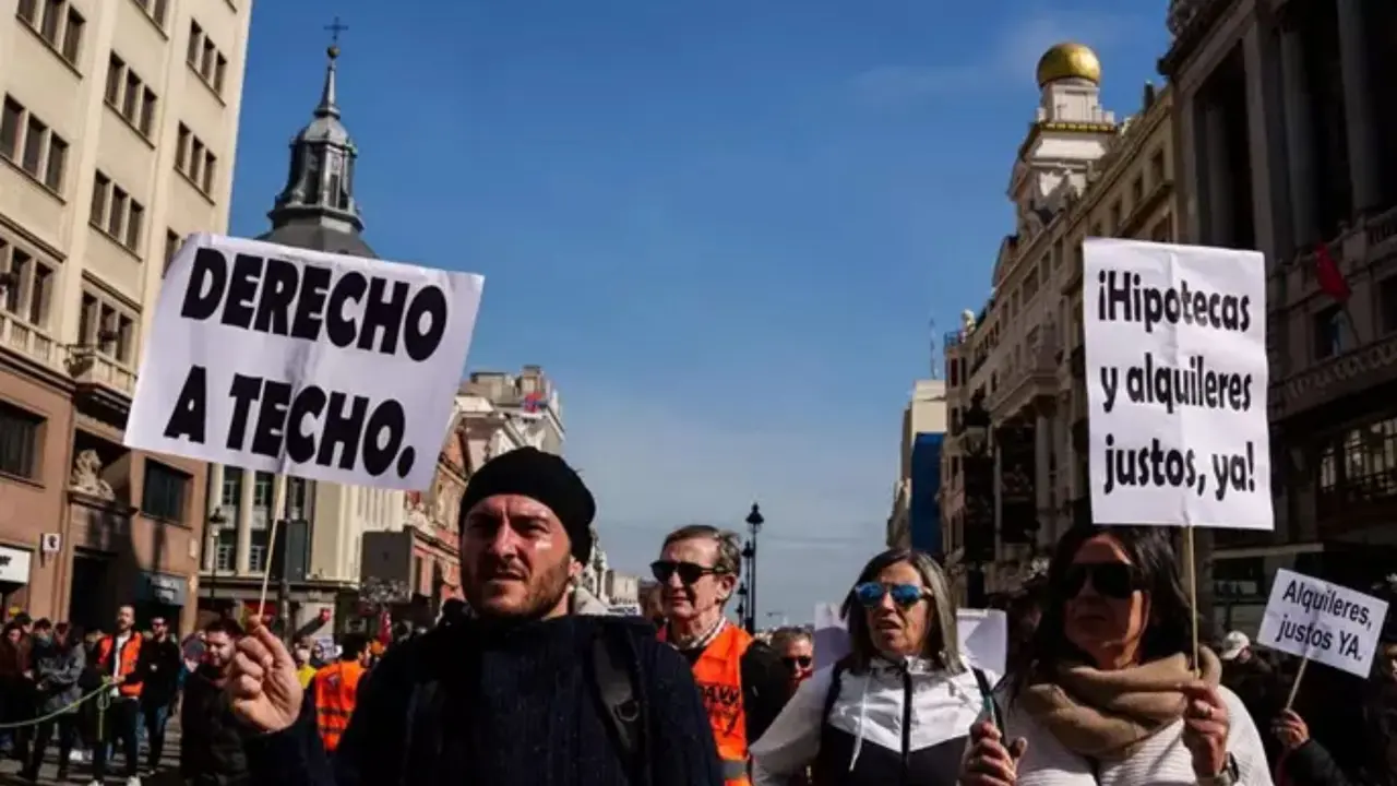 Varias personas durante una manifestaci&oacute;n por una vivienda digna.