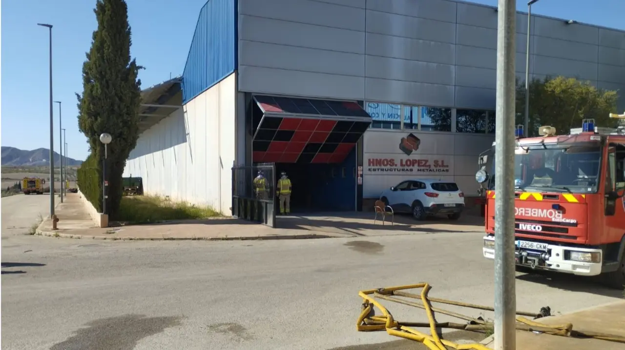 Nave en la que se ha producido el incendio (foto: 1-1-2)