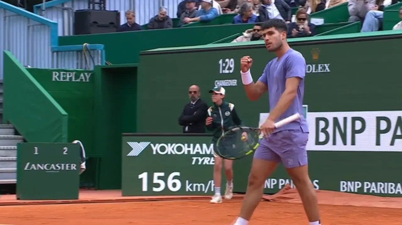 Carlos Alcaraz consigue una remontada ante Cer&uacute;ndolo y pasa a octavos de final del Masters 1000 de Montecarlo (foto: Agencias)
