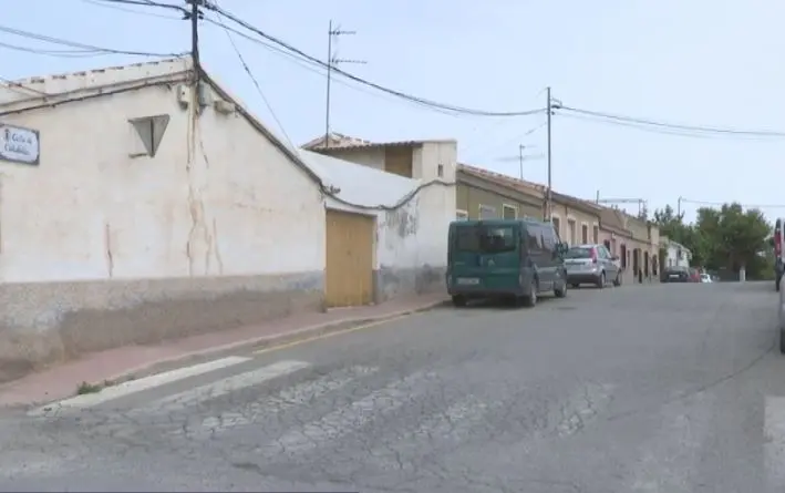 Calle en donde un menor mat&oacute; a su padre en Totana (foto: La 7)