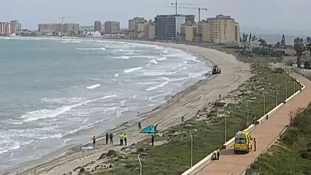 Servicios de emergencia han intentado rescatar a una persona que hab&iacute;a quedado inconsciente mientras practicaba skysurf en La Manga del Mar Menor