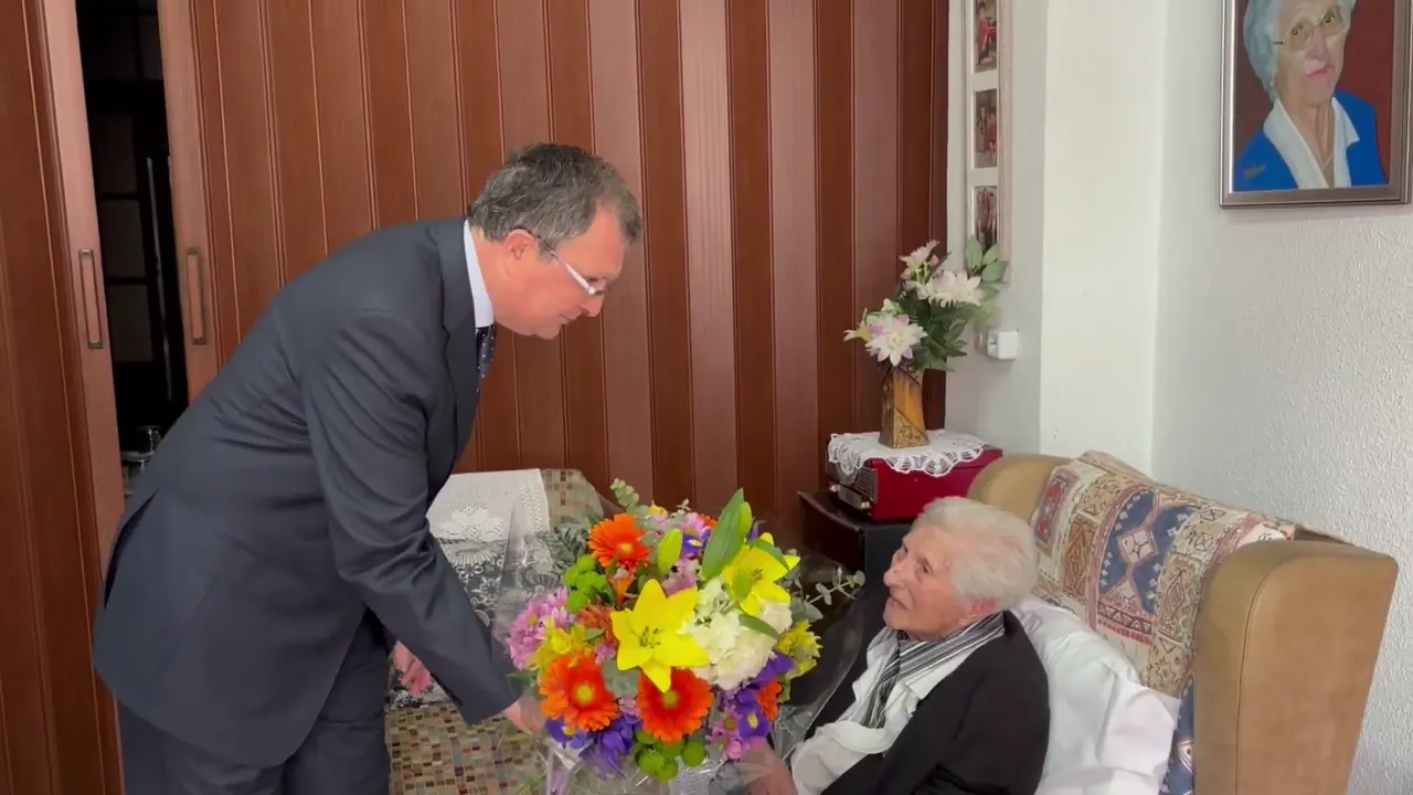Jos&eacute; Ballesta, alcalde de Murcia, hace entrega de un ramo de flores a Do&ntilde;a Concepci&oacute;n Lax, mujer del barrio murciano de Espinardo que ha cumplido 110 a&ntilde;os (foto: Ayuntamiento de Murcia)