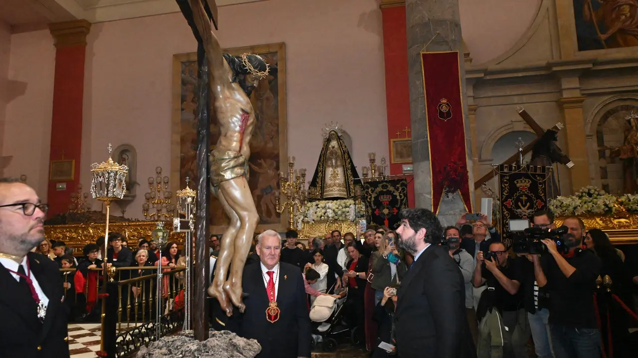 Fernando L&oacute;pez Miras, asiste al tradicional besapi&eacute; a la imagen del Sant&iacute;simo Cristo del Perd&oacute;n en la iglesia de San Antol&iacute;n
