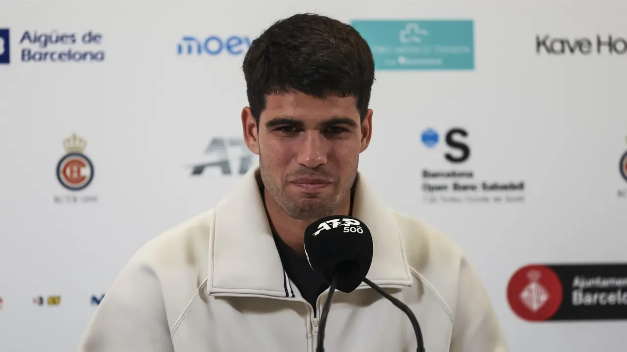 Carlos Alcaraz en la rueda de prensa previa a su debut en el Barcelona Open Banc Sabadell-72&ordm; Trofeo Conde de God&oacute; (foto: EP)