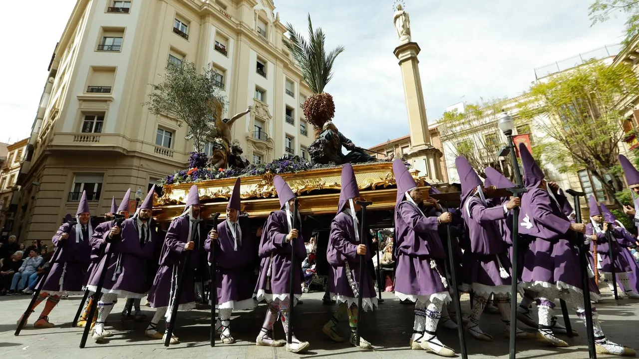 Varias personas durante la procesi&oacute;n de Los Salzillos