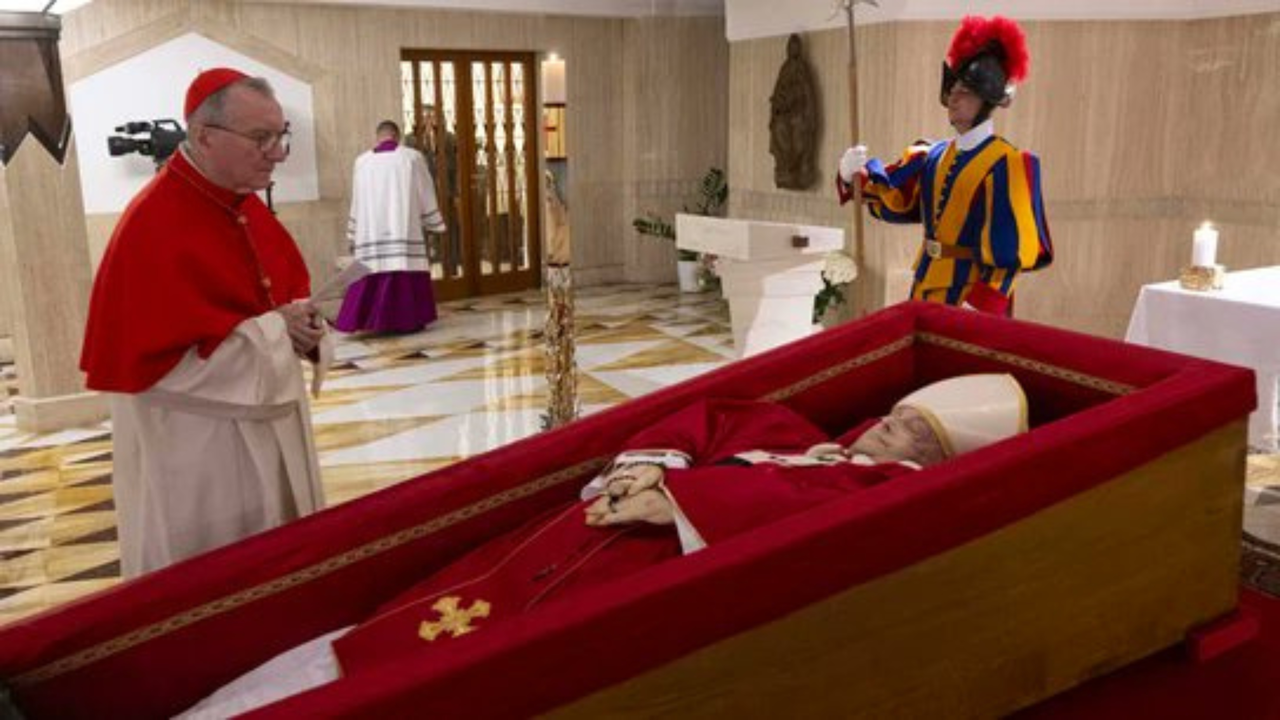 El cad&aacute;ver del Papa ya est&aacute; expuesto