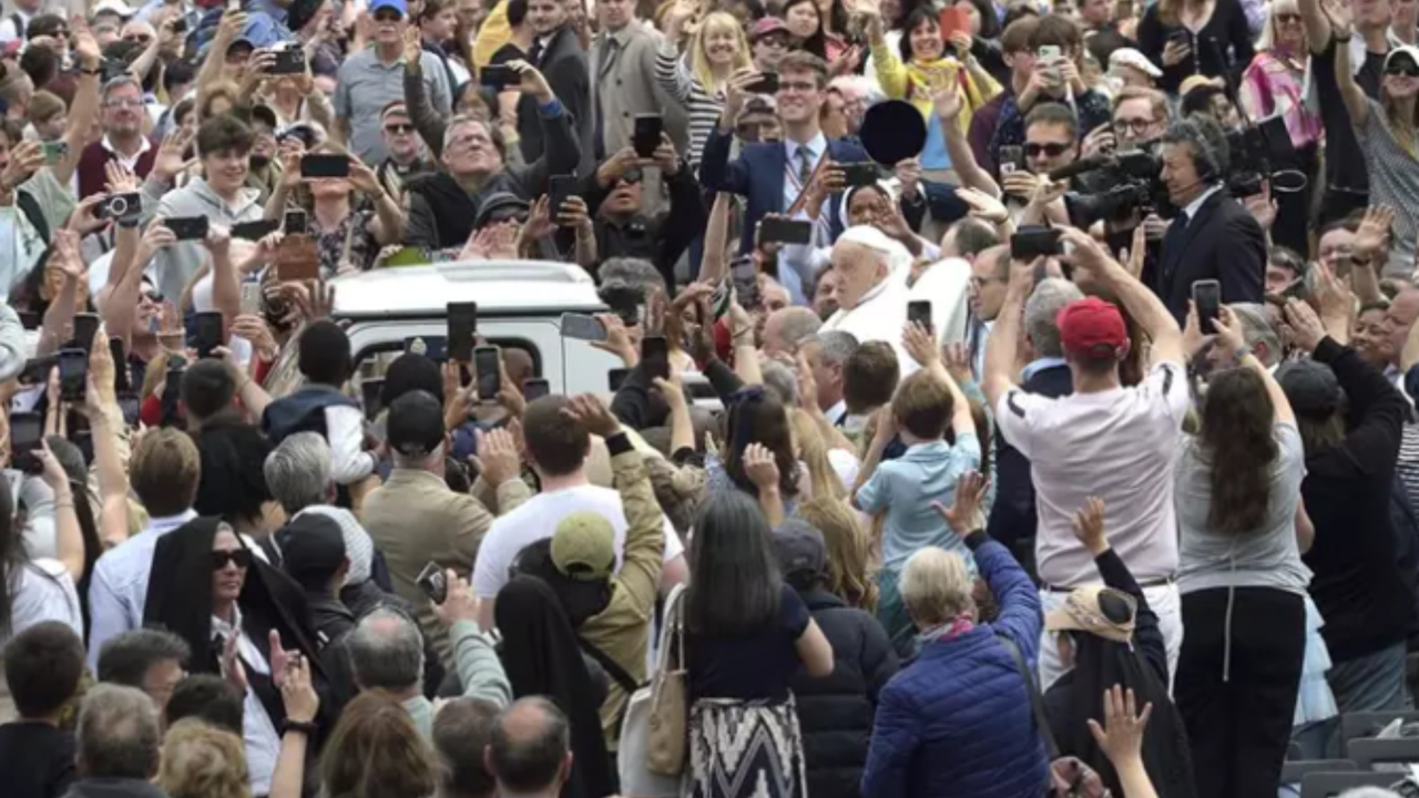 El Papa Francisco recorre la Plaza de San Pedro tras la bendici&oacute;n 'Urbi et Orbi', el 20 de abril de 2024, en Roma (Italia).
