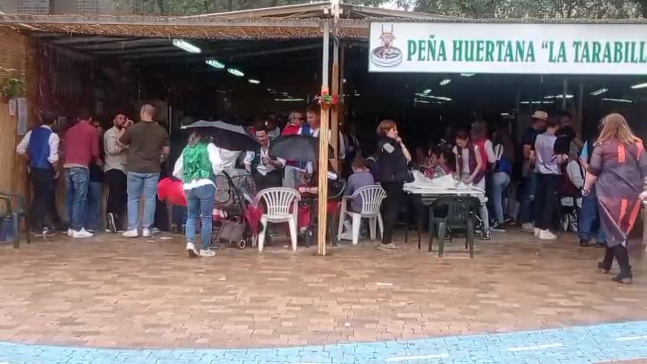 Personas resguardadas en una barraca huertana