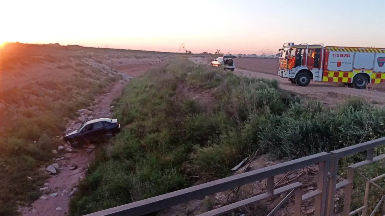 El coche siniestrado, en el canal del trasvase Tajo-Segura (foto: 1-1-2)