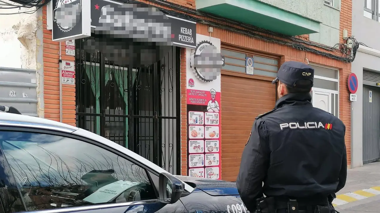 Un agente de la Polic&iacute;a Nacional junto a uno de los establecimientos inspeccionados
