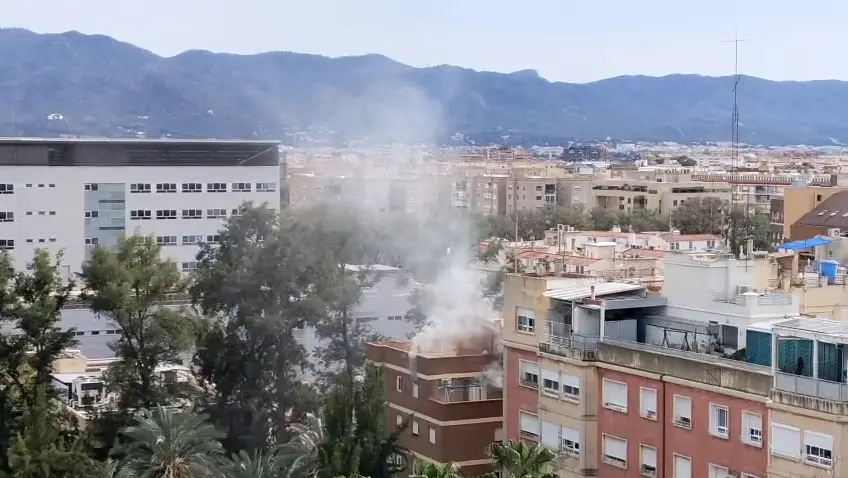 Incendio en la calle Triunfo de Murcia (foto: @PaCorrs)