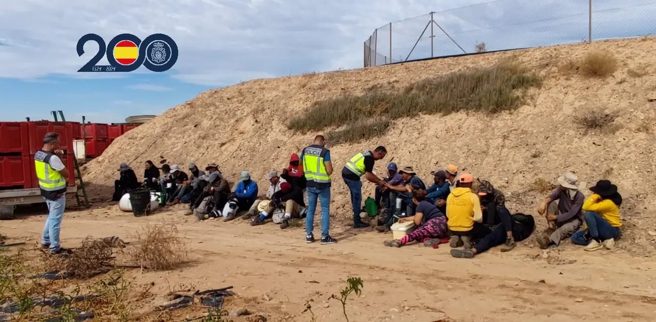 Operativo policial contra las redes de inmigraci&oacute;n irregular desarrollado en Alhama de Murcia, que se ha saldado con la detenci&oacute;n de 37 personas (foto: PN)