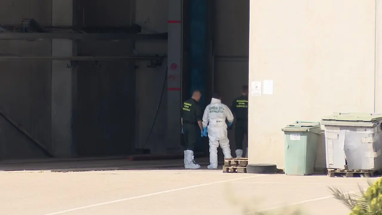 Investigaci&oacute;n en una nave de Librilla (foto: La 7)
