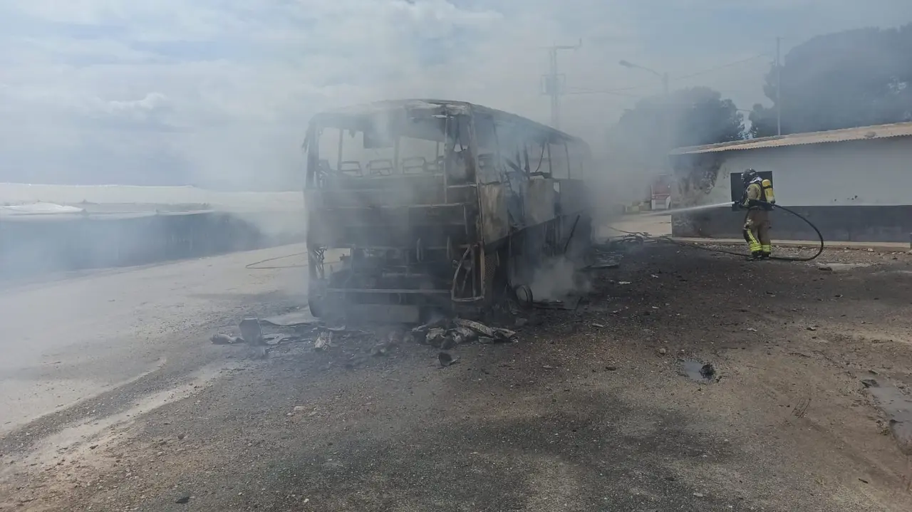 Un autob&uacute;s incendiado en Campot&eacute;jar (foto: 112)