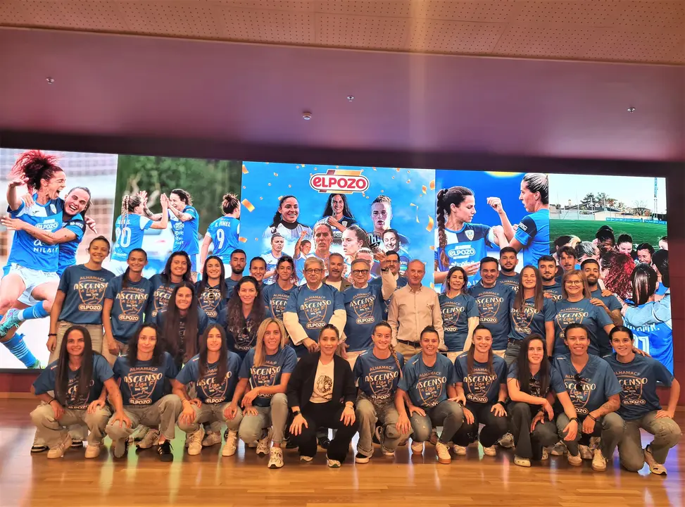 Los integrantes del Alhama Club de F&uacute;tbol ElPozo junto al equipo directivo de la compa&ntilde;&iacute;a de alimentaci&oacute;n.