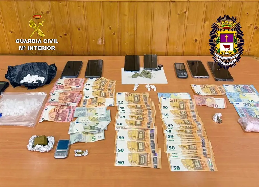 Se han incautado 40 gramos de coca&iacute;na, 116 gramos de metanfetaminas y 88 gramos de hach&iacute;s, adem&aacute;s de &uacute;tiles para su manufactura y 2.000 euros - GUARDIA CIVIL