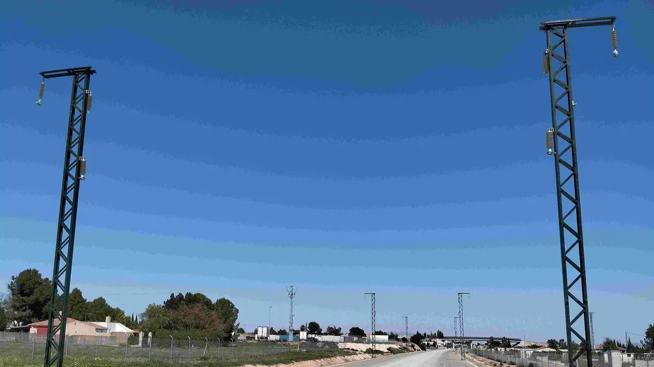 Adif instala en la LAV Murcia-Almer&iacute;a las primeras estructuras de su electrificaci&oacute;n (foto: Adif)