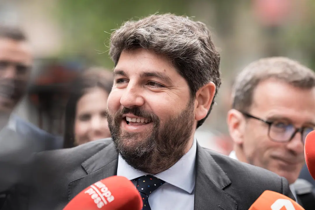 El presidente de la Regi&oacute;n de Murcia, Fernando L&oacute;pez Miras, a su llegada a la reuni&oacute;n de la Junta Directiva Nacional del Partido Popular (PP) en la sede de calle G&eacute;nova, a 19 de mayo de 2025, en Madrid (Espa&ntilde;a). - Diego Radam&eacute;s - Europa Press