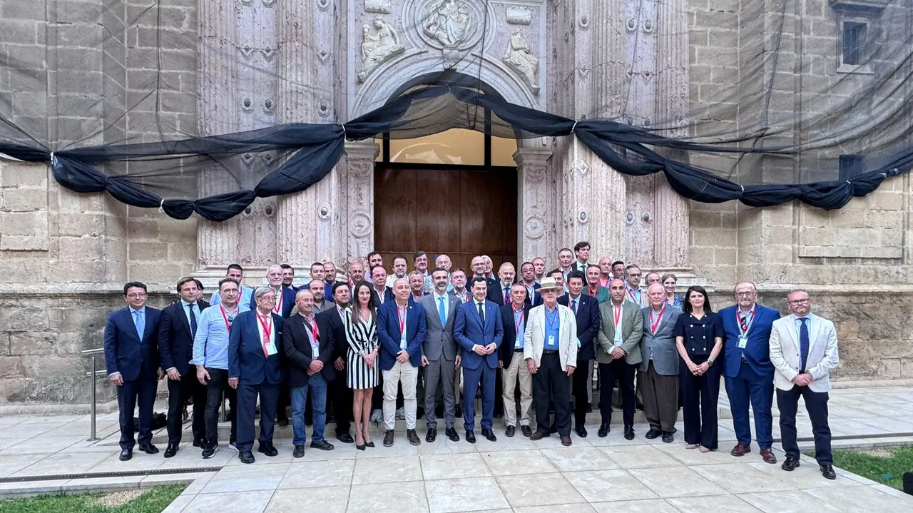 Los regantes del Levante en Sevilla, junto con autoridades de la Junta de Gobierno de Andaluc&iacute;a (foto: La 7)